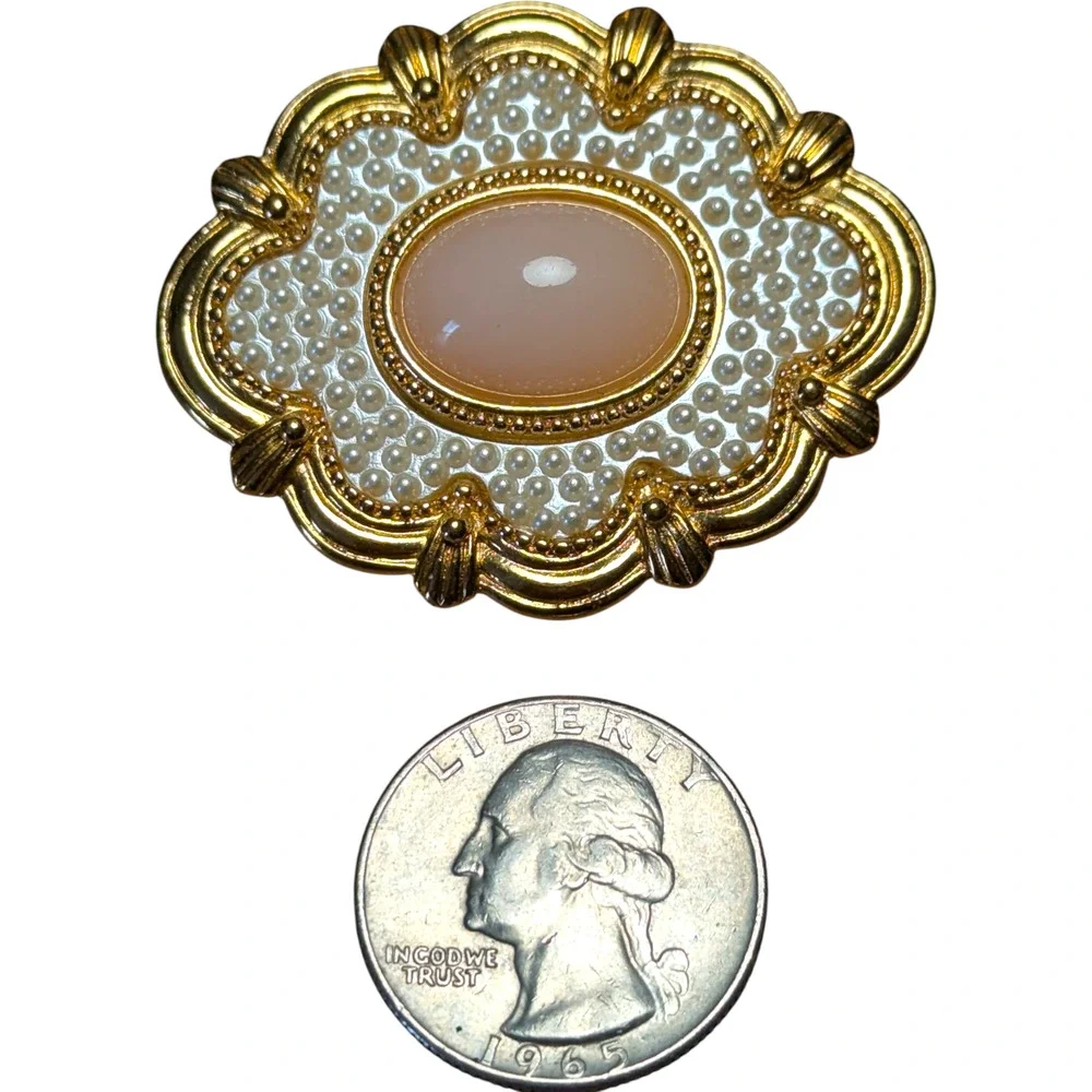 Vintage Avon Pink Faux Pearl Gold Tone Oval Cabachon Scalloped Brooch Pin